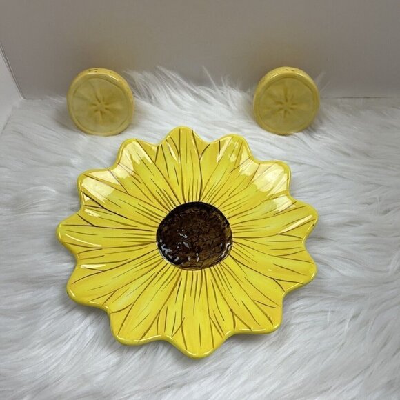 Lemon Salt & Pepper Shakers Set S & P Kitchen Decor Sunflower Plate - Picture 1 of 9
